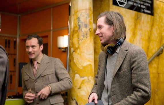 Wes Anderson při natáčení filmu Grandhotel Budapešť / 