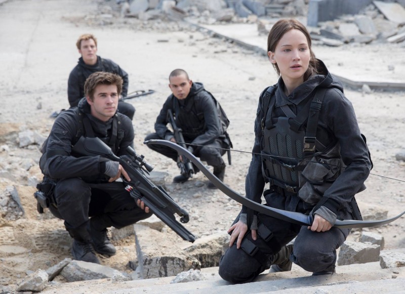 Jennifer Lawrence, Liam Hemsworth, Evan Ross, Sam Claflin ve filmu Hunger Games: Síla vzdoru 2. část / 