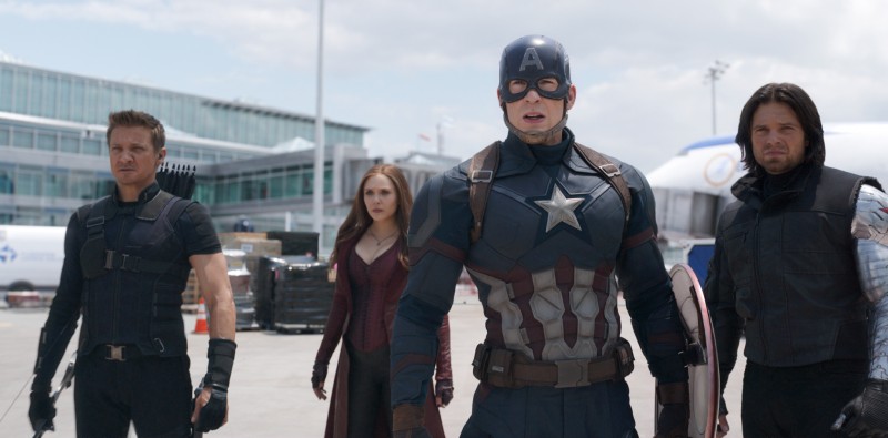 Jeremy Renner, Elizabeth Olsen, Chris Evans, Sebastian Stan ve filmu Captain America: Občanská válka / Captain America: Obcanská válka