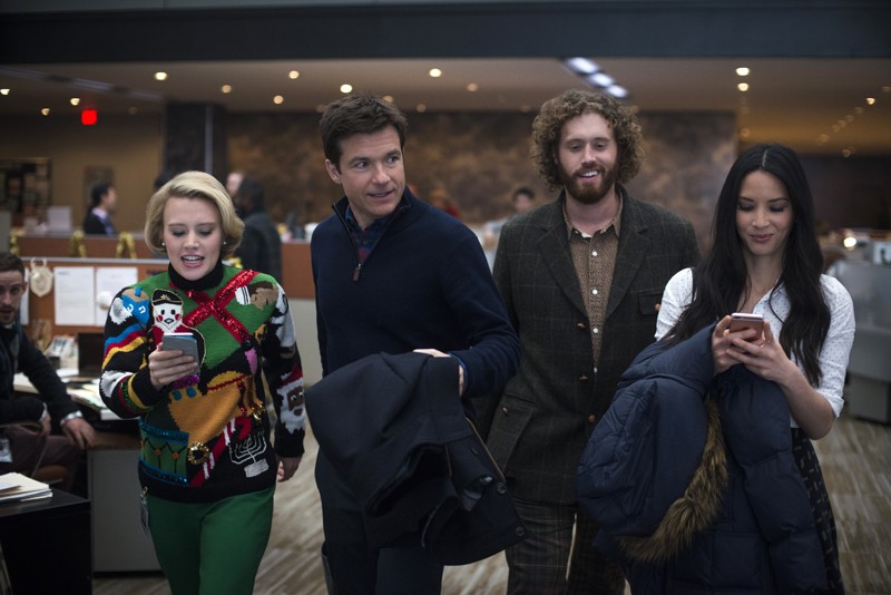 Jason Bateman, Kate McKinnon, T.  J. Miller, Olivia Munn ve filmu Pařba o Vánocích / Office Christmas Party
