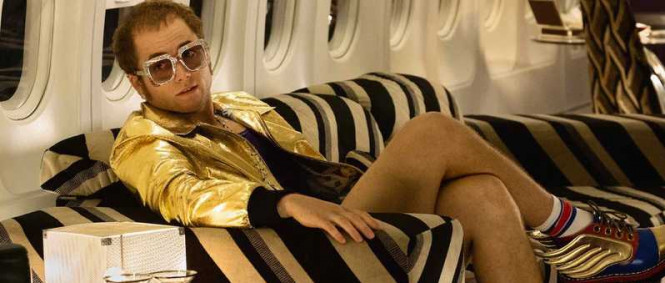 Rocketman: Taron Egerton jako Elton John v prvním traileru