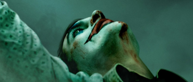 Joaquin Phoenix jako Joker v prvním traileru