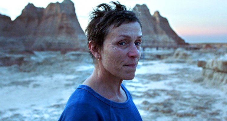 Frances McDormand ve filmu Země nomádů / Nomadland