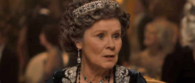 Profesorka Umbridgeová jako královna Alžběta II. na první fotce