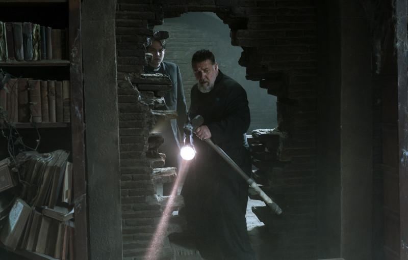 Russell Crowe, Daniel Zovatto ve filmu Papežův vymítač / The Pope's Exorcist